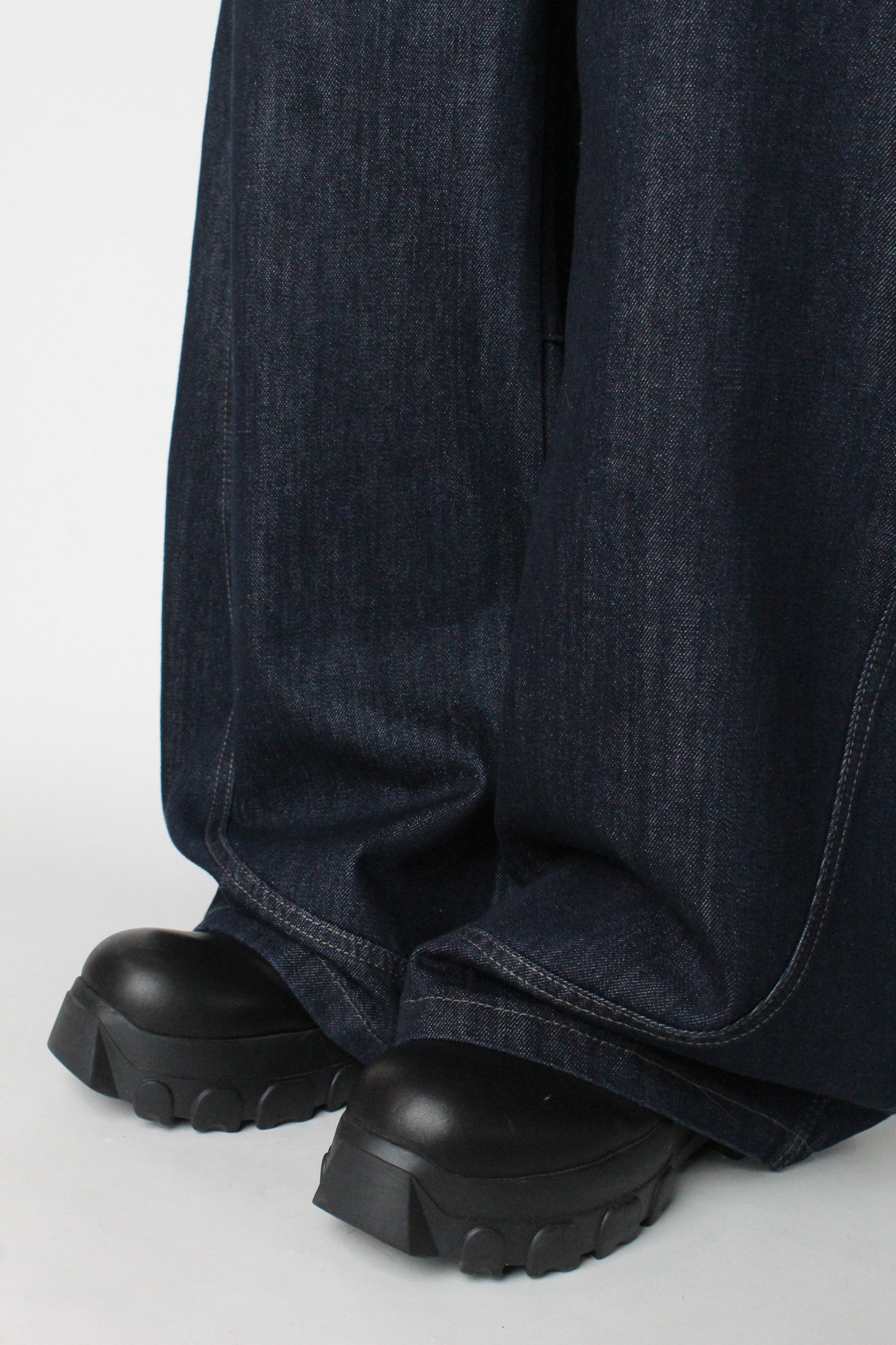 Curve Barrel Jeans