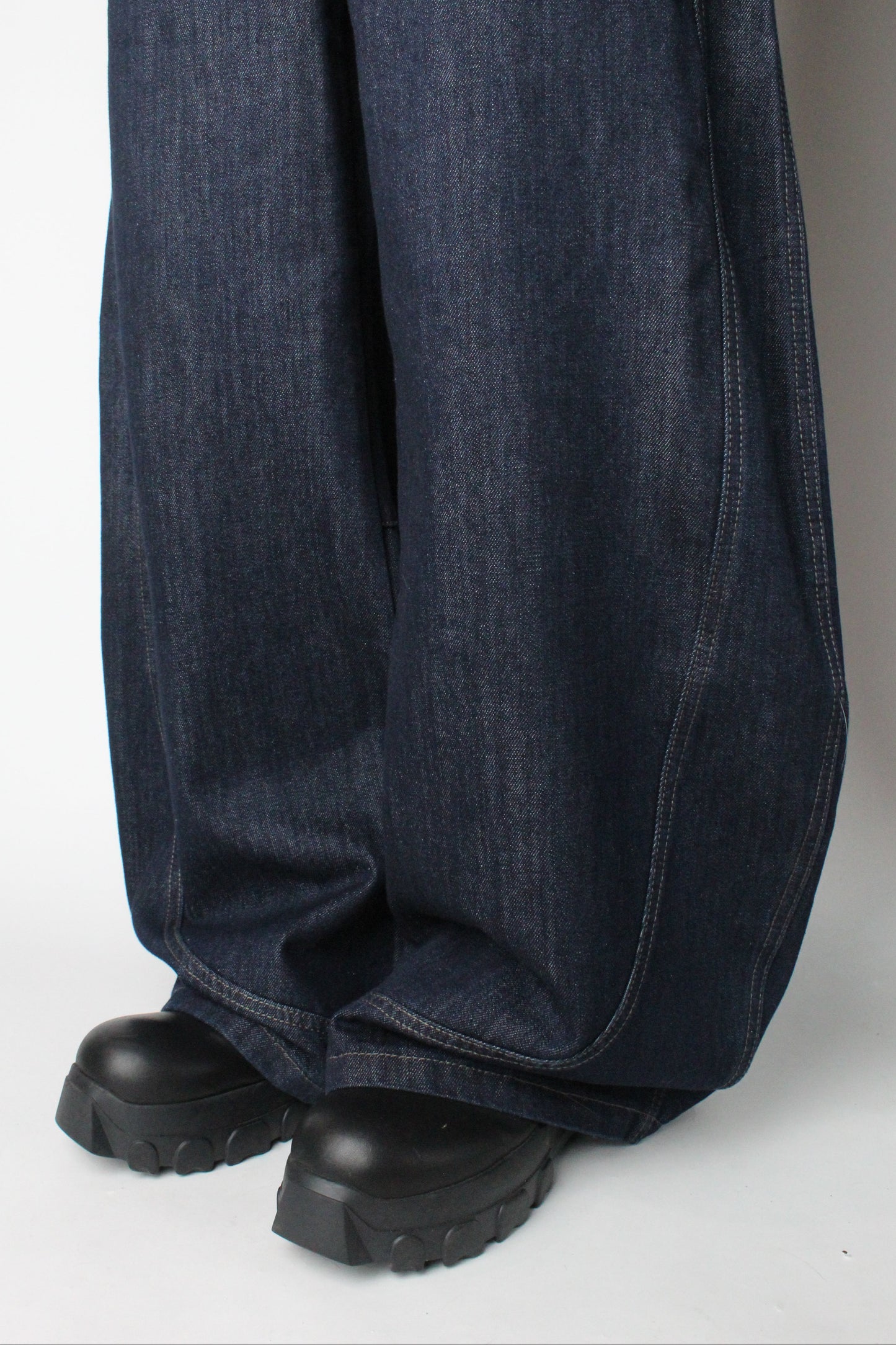 Curve Barrel Jeans